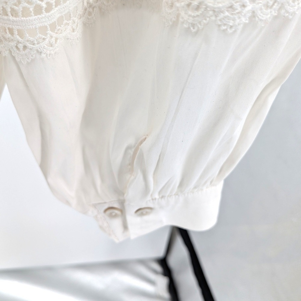 Chico's White Button Front Blouse Lace Sleeve Boho Romantic Lightweight Size 2 - Picture 10 of 10
